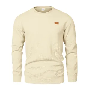 Detailansicht eines cremefarbenen Herren-Sweatshirts mit Rundhalsausschnitt und Textur
