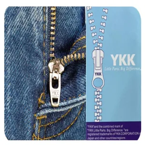 Nahaufnahme eines hochwertigen YKK-Metallreißverschlusses an einer blau gewaschenen Jeanshose