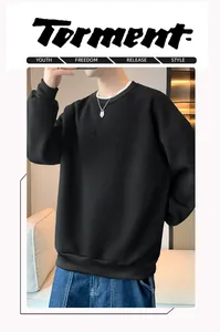 Gros plan sur un sweat noir à col rond oversize pour homme dans un style streetwear décontracté