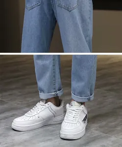 Detailweergave van lichtblauwe slim fit stretchjeans voor heren met focus op snit