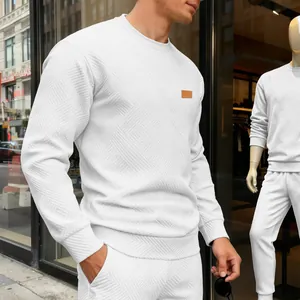 Nahaufnahme eines weißen Herren-Sweatshirts mit geometrischem Strukturmuster-Detail