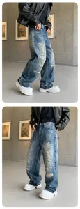 Detailansicht der lockeren, gerade geschnittenen blauen Jeans mit Riss-Effekten