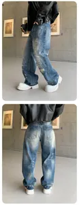 Detailansicht der locker sitzenden, blau gewaschenen Jeans mit dekorativen Rissen