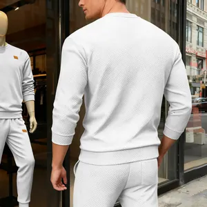 Rückansicht eines weißen strukturierten Sweatshirts für Herren mit passender Jogginghose
