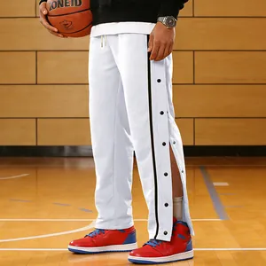 Detailweergave van de witte heren sportbroek met drukknopen en zwarte zijstrepen