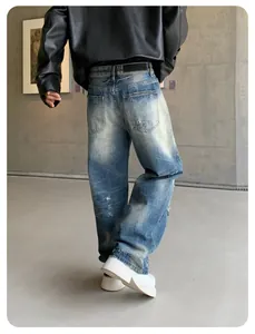 Rückansicht von locker geschnittenen, blau gewaschenen Jeans mit Destroyed-Effekten
