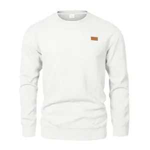 Detailansicht der geometrischen Textur dieses weißen Herren-Sweatshirts mit Rundhalsausschnitt