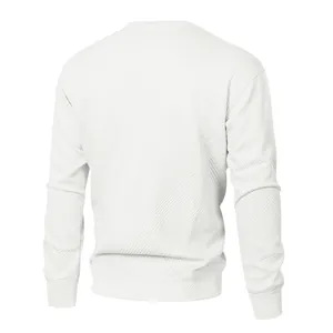 Detaillierte Rückansicht eines weißen Herren-Sweatshirts mit aufwendigem Strukturmuster