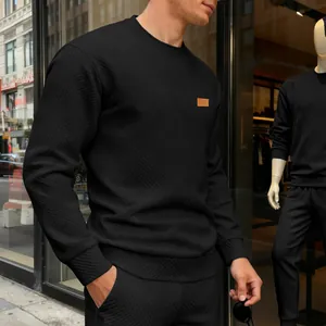 Nahaufnahme eines schwarzen Herren-Sweatshirts mit einer strukturierten Musterung