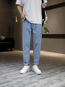 Heren slim fit lichtblauwe denim jeans met omgeslagen zoom voor een zomerse look