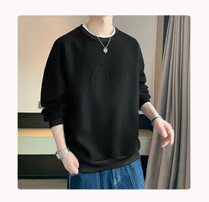 Détail d'un sweat-shirt noir pour hommes avec texte embossé élégant sur le devant