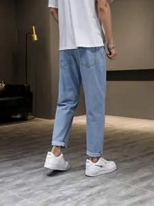 Slim fit lichtblauwe elastische korte jeans voor heren, zomerse stijl, achteraanzicht