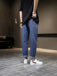 Klassieke heren slim-fit blauwe spijkerbroek met taps toelopende pijpen