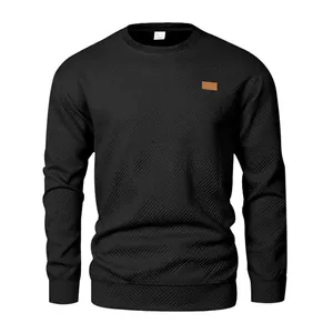 Detailansicht eines schwarzen Herren-Sweatshirts mit geometrischem Strukturmuster
