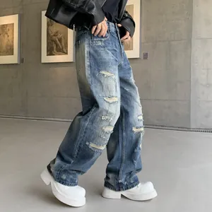 Jean en denim délavé bleu ample à coupe droite style hip-hop avec détails usés