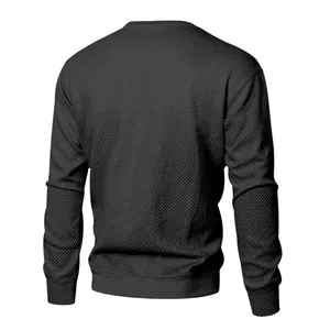 Rückansicht eines schwarzen Herren-Sweatshirts mit einer markanten geometrischen Textur