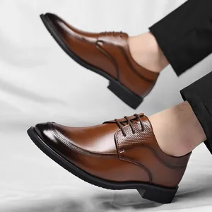 Chaussures de ville classiques en cuir marron pour hommes avec bout pointu élégant