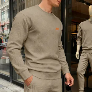 Detailaufnahme des Khaki-Sweatshirts mit geometrischem Strukturmuster für Herren