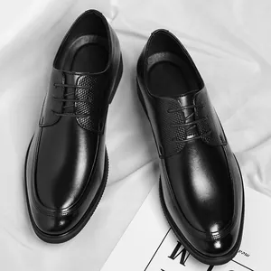 Chaussures de ville élégantes pour hommes en noir avec bout pointu et fermeture à lacets.