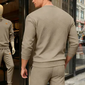 Detailansicht des khakifarbenen Herren-Sweatshirts mit Strukturmuster, Rückansicht