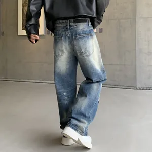 Jean délavé bleu à coupe droite décontractée avec des détails usés et vintage.