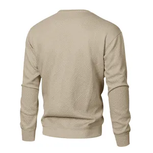 Rückansicht eines locker sitzenden Herren-Sweatshirts mit diagonalem Strukturmuster