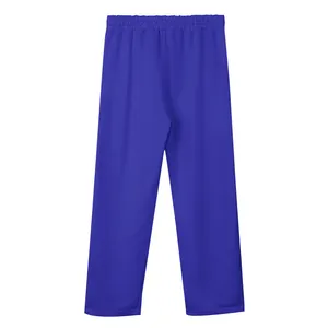 Achteraanzicht van koningsblauwe casual herenbroek met rechte pasvorm en elastische taille.