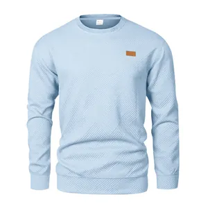 Nahaufnahme eines Herren-Sweatshirts mit geometrischer Diagonalkonstruktion in Hellblau.