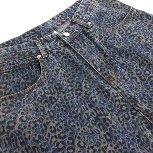 Primer plano de pantalones vaqueros vintage con estampado de leopardo degradado y corte holgado