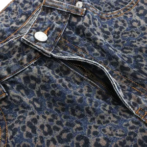 Vaqueros con estampado de leopardo degradado retro y detalle de cremallera metálica