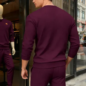 Rückansicht eines weinroten strukturierten Herren-Sweatshirts mit passender Jogginghose