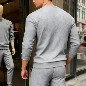 Detaillierte Rückansicht des grauen Herren-Sweatshirts mit strukturiertem Rautenmuster