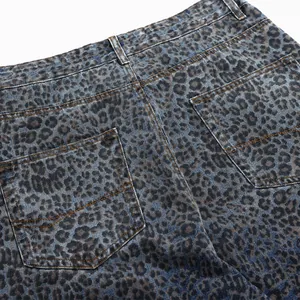 Detalle de pantalones vaqueros con estampado de leopardo degradado, bolsillos y costuras