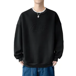 Sweat-shirt noir oversize pour hommes avec lettrage de mode en relief élégant.