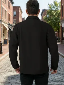 Vue arrière montrant la texture gaufrée d'une veste de travail décontractée noire homme