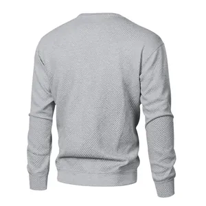 Rückansicht eines grauen Herren-Sweatshirts mit geprägtem geometrischem Texturmuster
