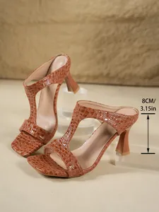 Muli marroni con motivo a coccodrillo e tacco a spillo da 8 cm per donna elegante.