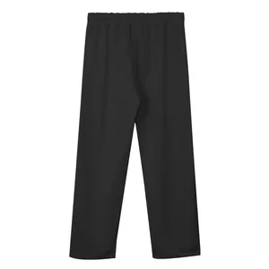 Achteraanzicht van minimalistische zwarte losse vrijetijdsbroek voor heren met rechte pijpen
