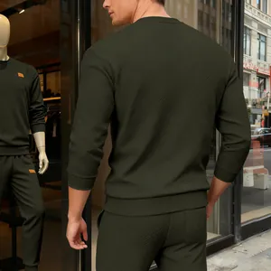 Detailansicht der Rückseite des olivgrünen Herren-Struktur-Sweatshirts in der Stadt
