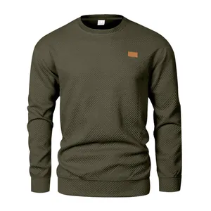 Detail eines olivgrünen Herren-Sweatshirts mit Rippstruktur und Leder-Brust-Patch