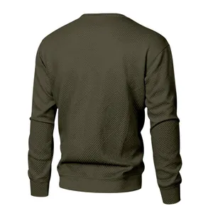 Detailansicht der Rückseite eines olivgrünen Herren-Sweatshirts mit geometrischer Textur