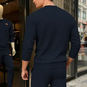 Rückansicht eines dunkelblauen Herren-Sweatshirts mit moderner geometrischer Textur