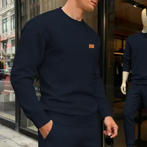 Detailansicht eines marineblauen Sweatshirts mit Textur an einem männlichen Model