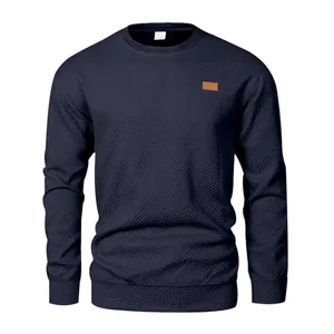 Nahaufnahme eines marineblauen Herren-Sweatshirts mit geometrischem Texturmuster