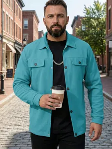 Gros plan sur une veste de travail pour homme turquoise texturée avec col boutonné