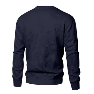 Rückansicht eines dunkelblauen Herren-Sweatshirts mit geometrischem Strukturmuster