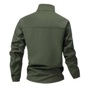 Herren Winter Softshell-Jacke in Olivgrün mit Stehkragen, Rückansicht-Präsentation.