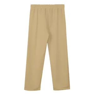 Gedetailleerd achteraanzicht van de losse kaki herenbroek met een elastische tailleband