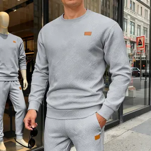 Grauer Herren-Trainingsanzug mit Strukturmuster, Detailansicht von Sweatshirt und Hose