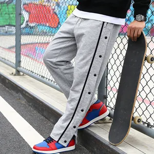 Gedetailleerd overzicht van grijze heren joggingbroek met zijknopen.